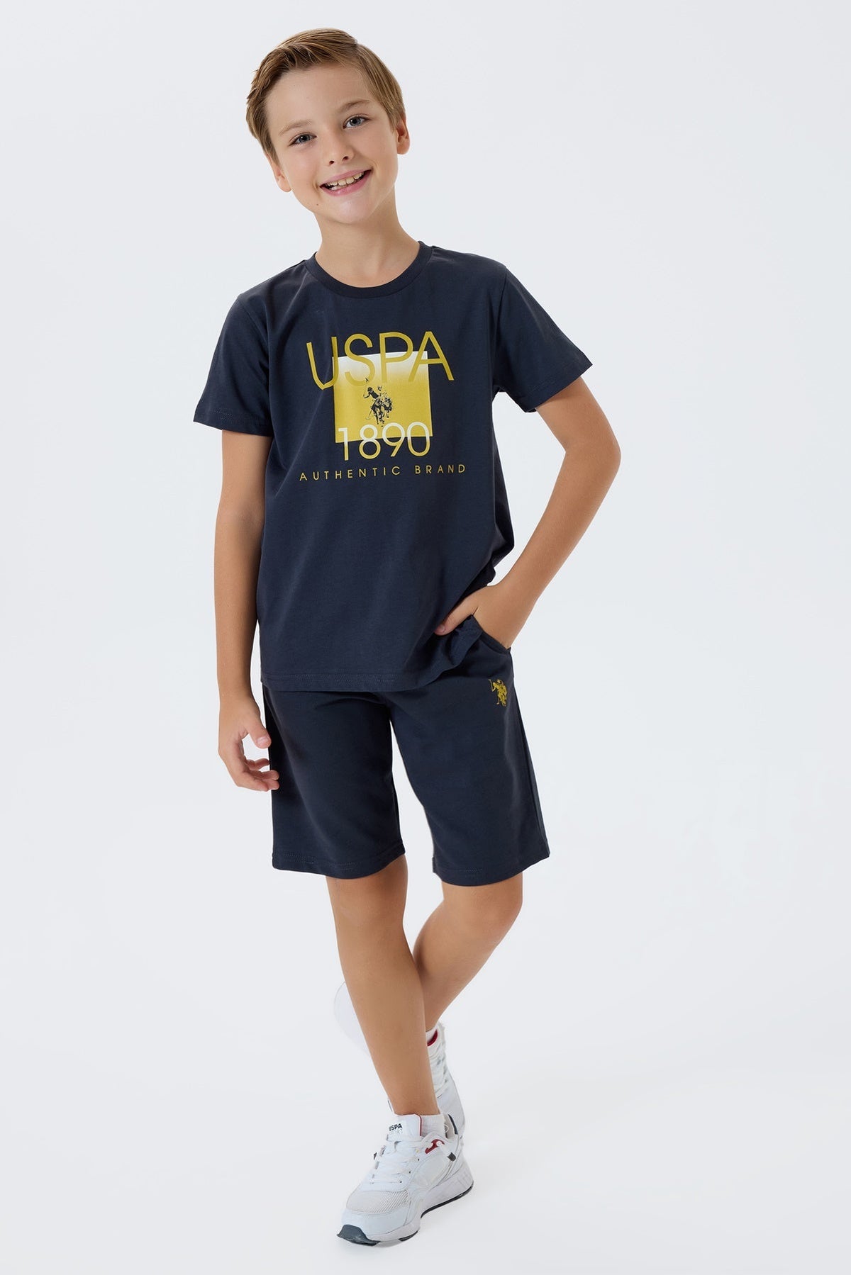 U.S. Polo Assn. teget plavi komplet za dječake majica i šorc sa žutim printom