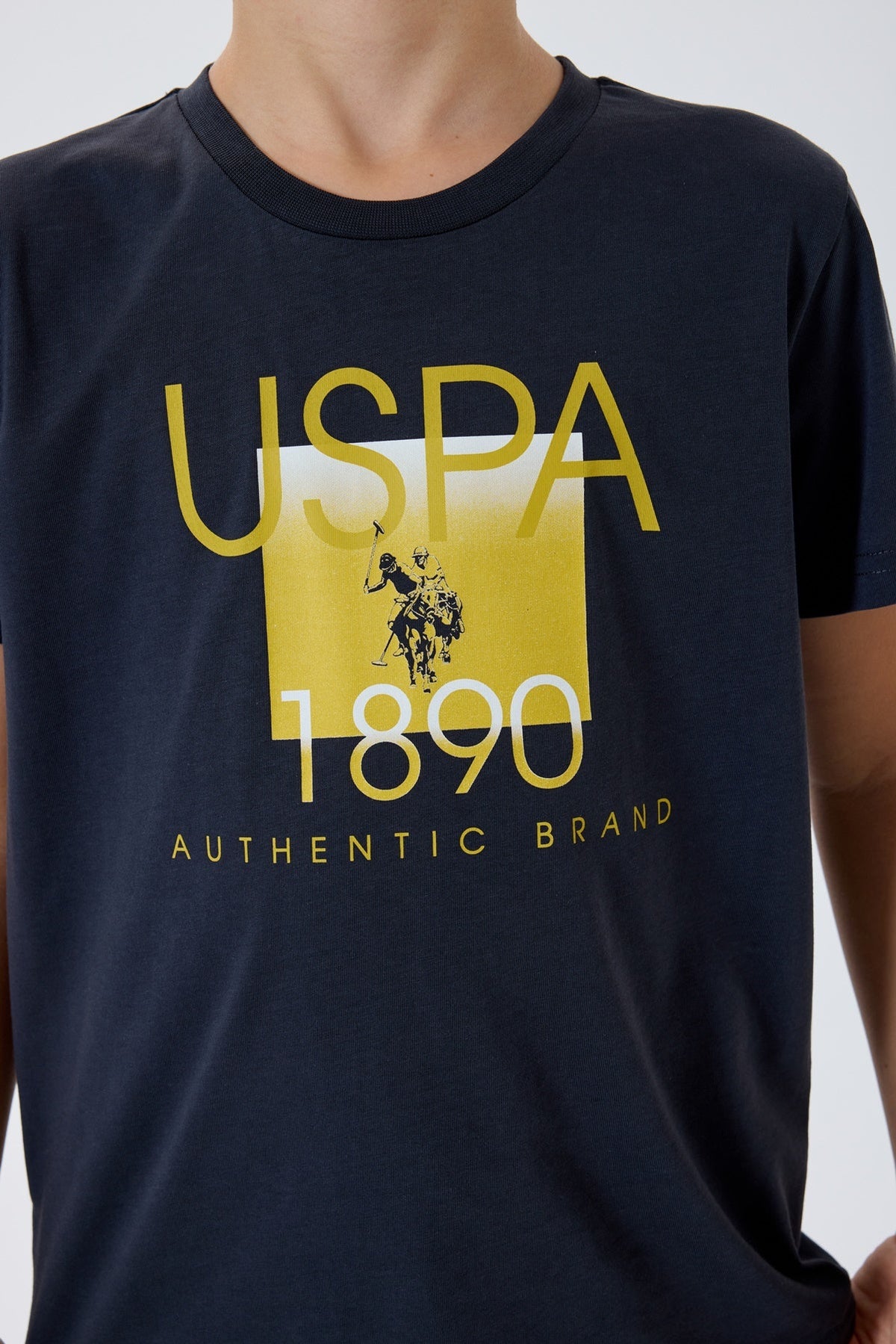 U.S. Polo Assn. teget plavi komplet za dječake majica i šorc sa žutim printom