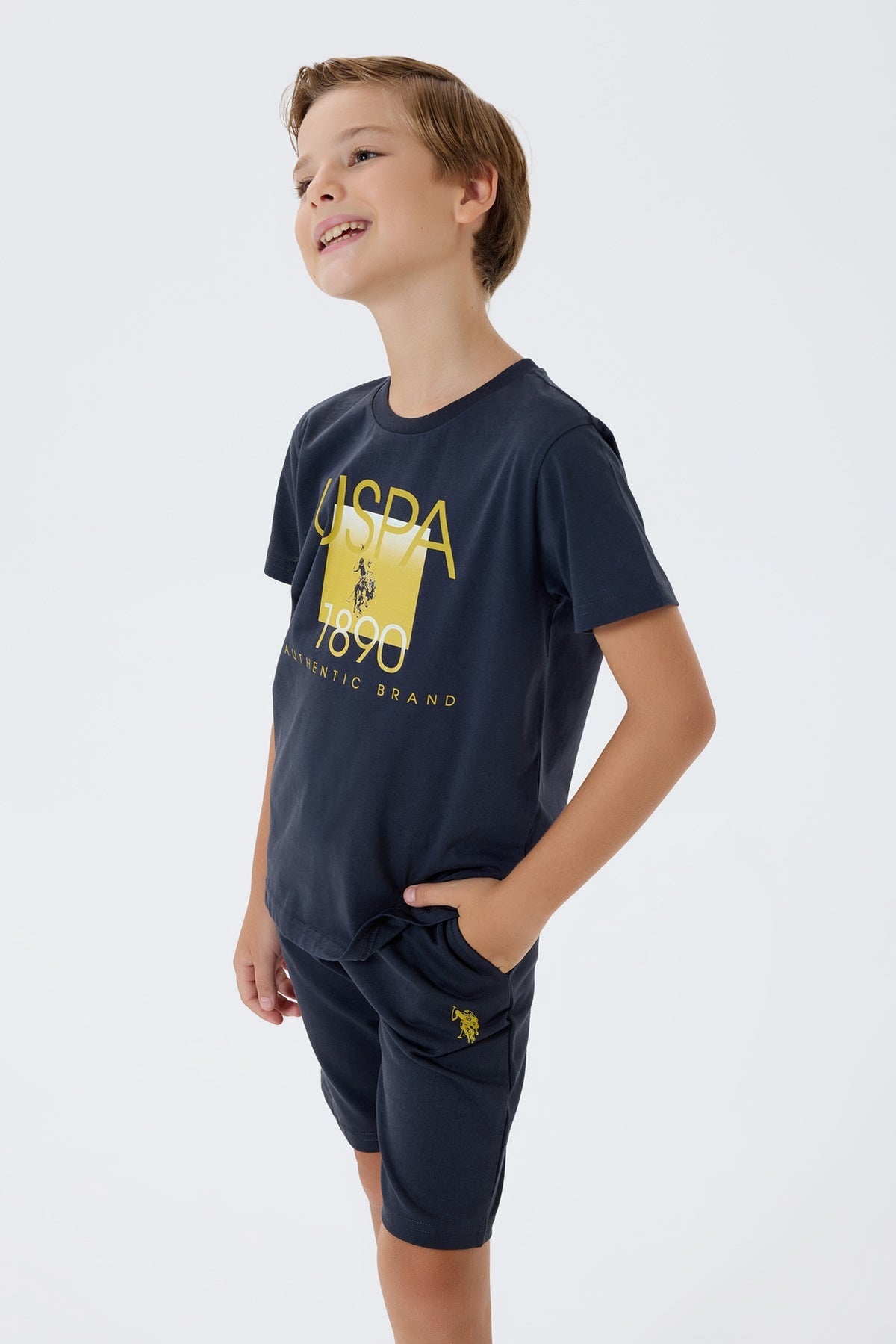 U.S. Polo Assn. teget plavi komplet za dječake majica i šorc sa žutim printom