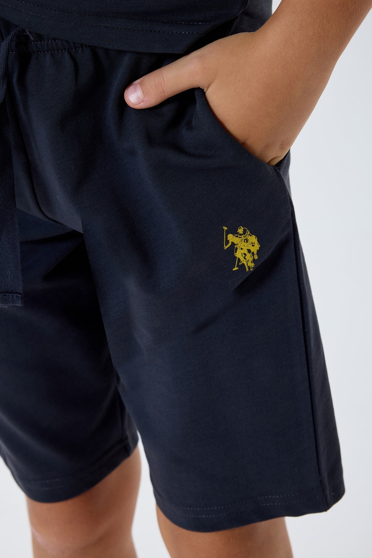 U.S. Polo Assn. teget plavi komplet za dječake majica i šorc sa žutim printom