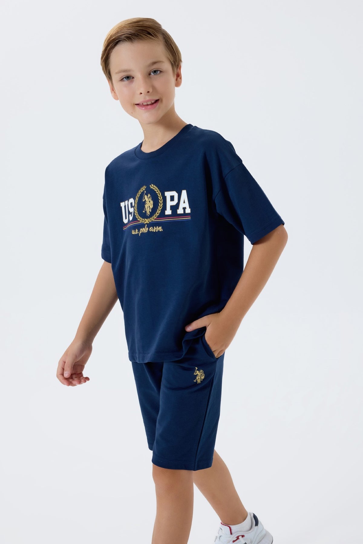 U.S. Polo Assn. teget komplet majice i šorca za dječake s USPA printom u vijencu