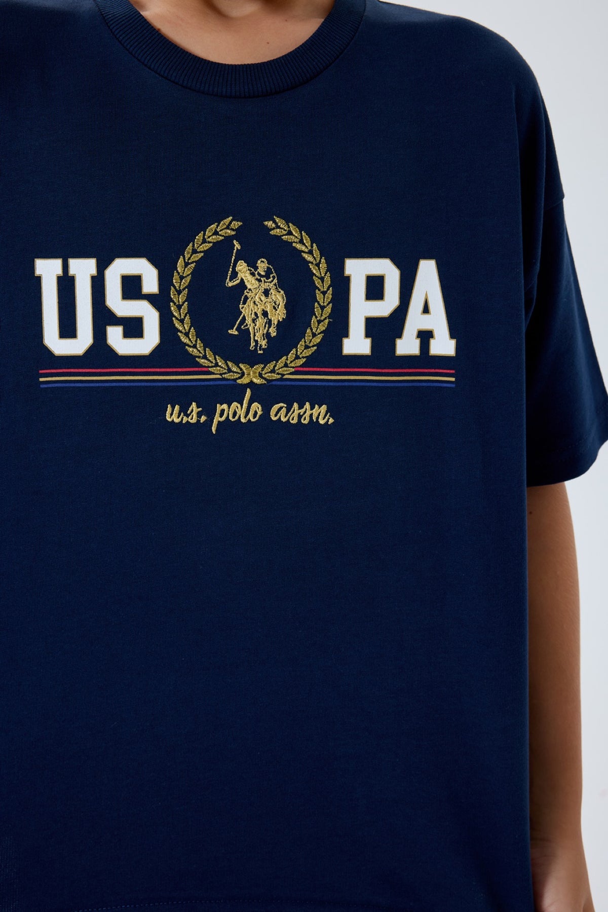 U.S. Polo Assn. teget komplet majice i šorca za dječake s USPA printom u vijencu