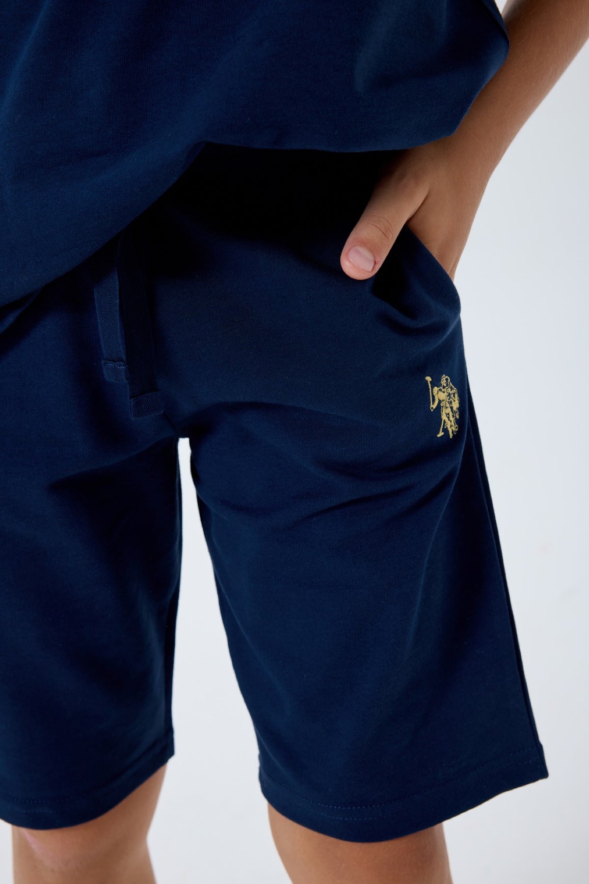 U.S. Polo Assn. teget komplet majice i šorca za dječake s USPA printom u vijencu