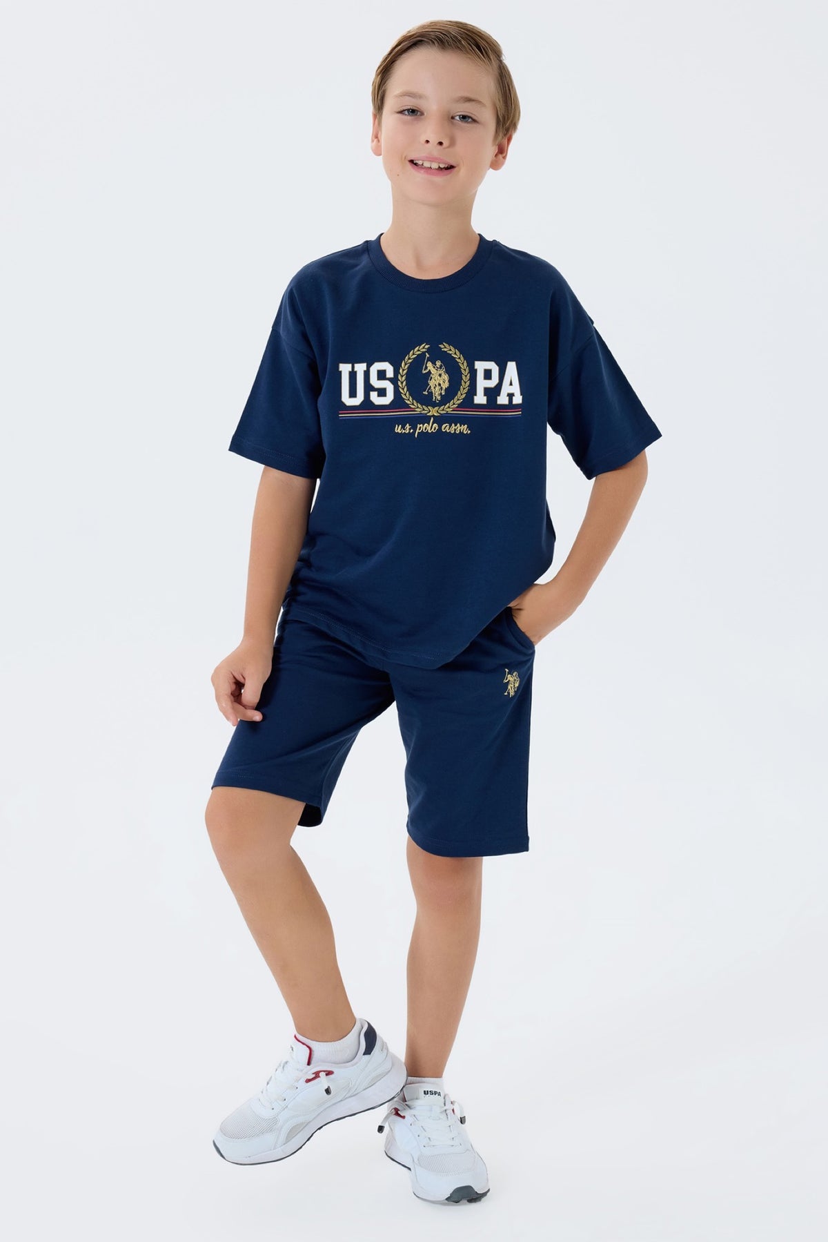 U.S. Polo Assn. teget komplet majice i šorca za dječake s USPA printom u vijencu