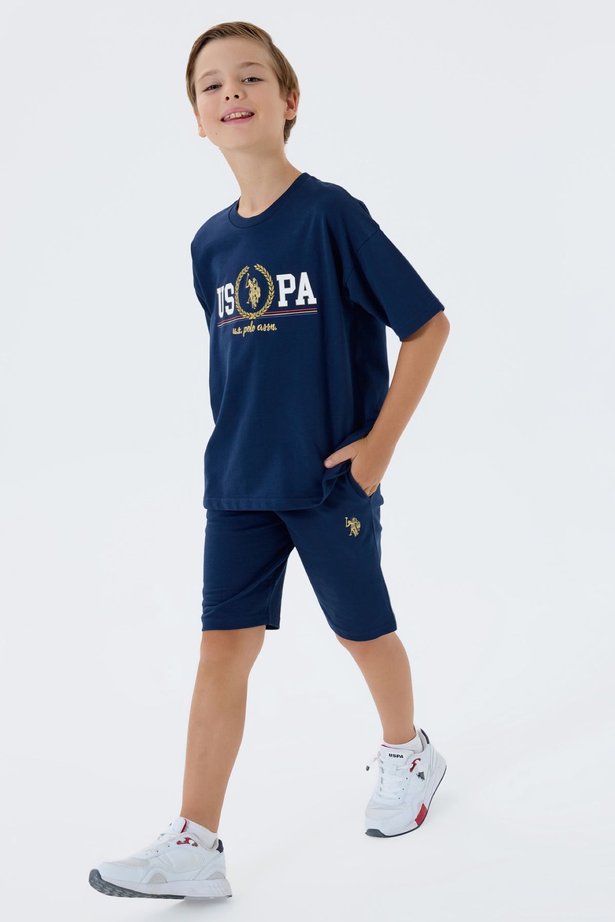 U.S. Polo Assn. teget komplet majice i šorca za dječake s USPA printom u vijencu