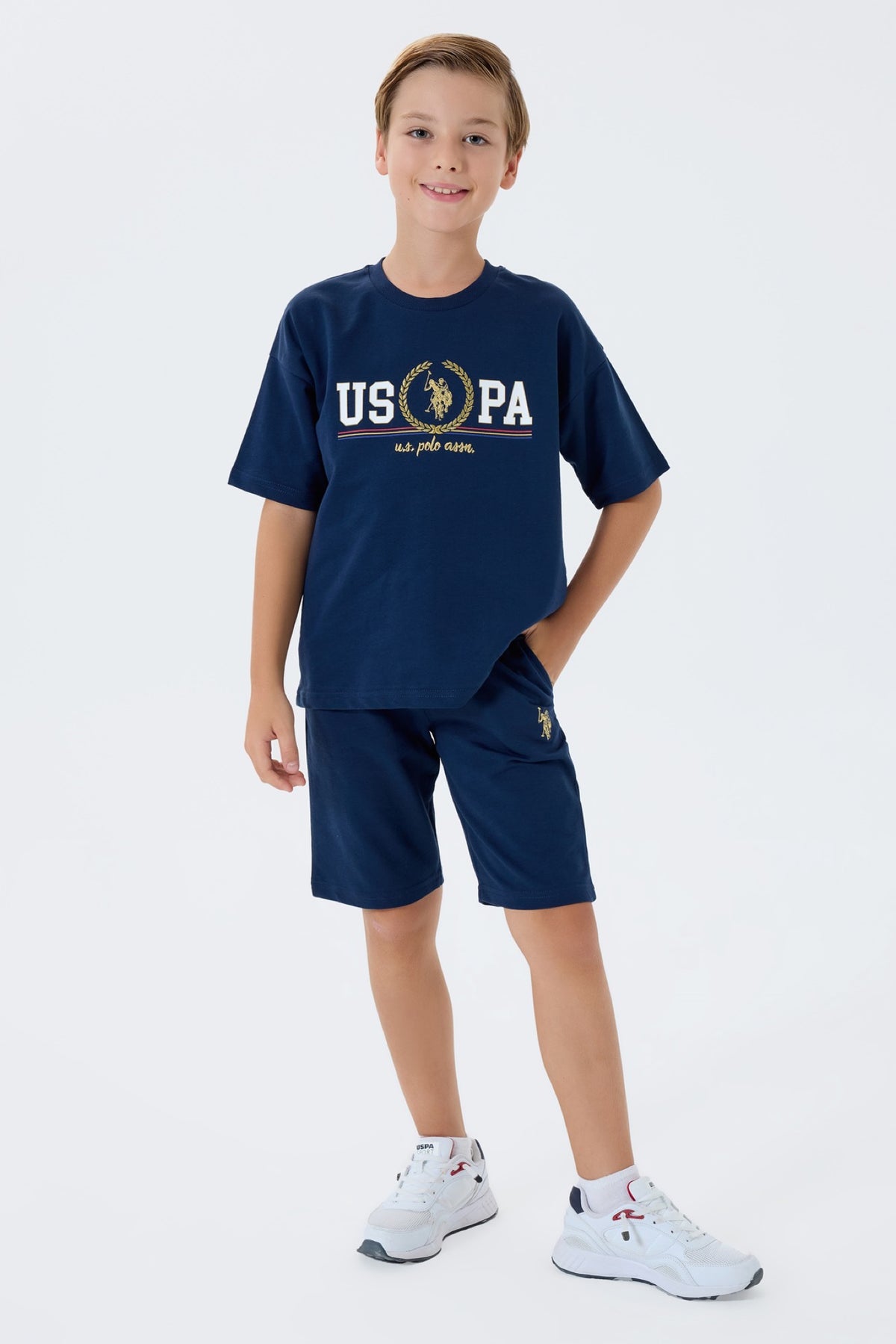 U.S. Polo Assn. teget komplet majice i šorca za dječake s USPA printom u vijencu