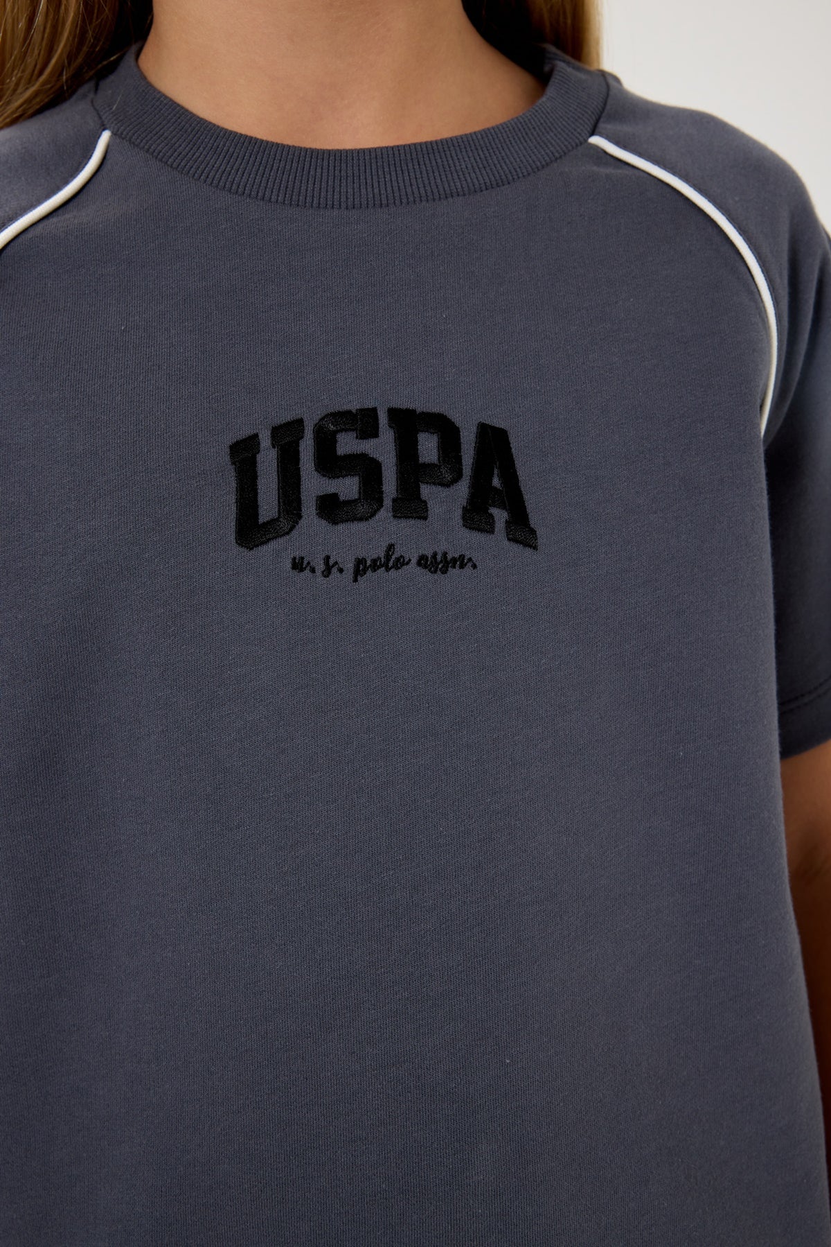 U.S. Polo Assn. sivi komplet za djevojčice majica i šorc sa bijelim paspulom