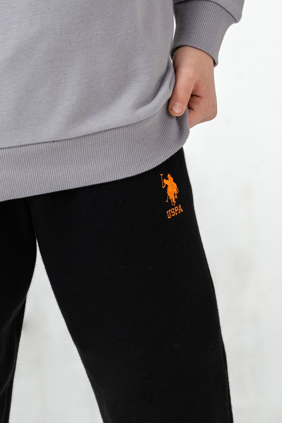 U.S. Polo Assn. sivi komplet trenerke za dječake s velikim printom na leđima i crnim hlačama