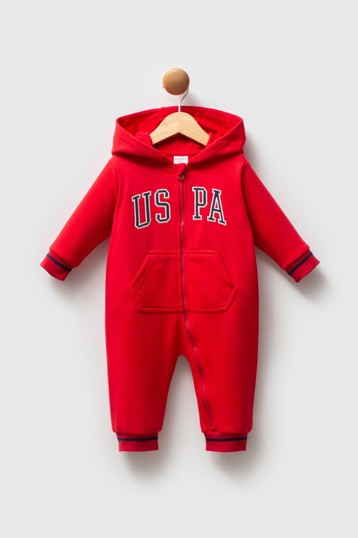 U.S. Polo Assn. crveni kombinezon za bebe s kapuljačom i USPA natpisom