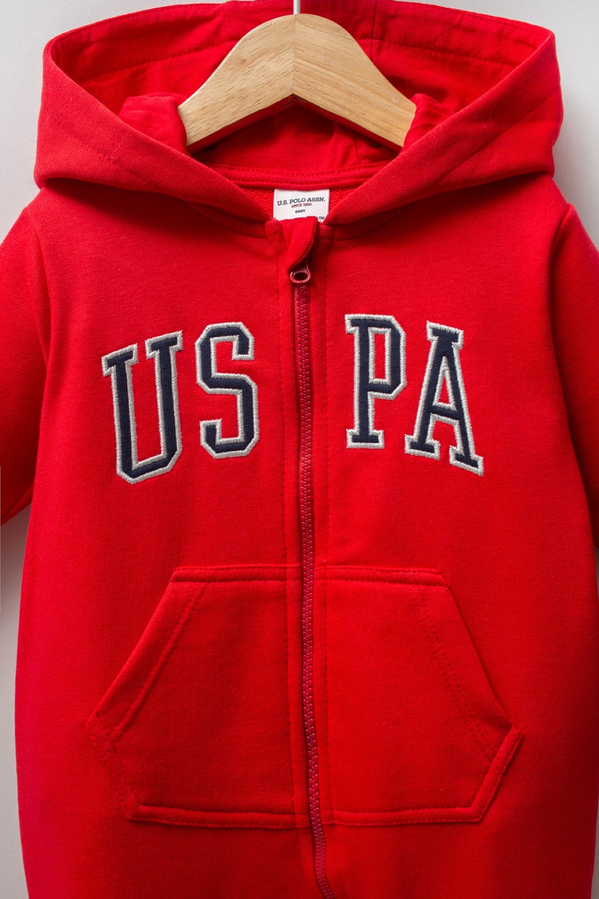 U.S. Polo Assn. crveni kombinezon za bebe s kapuljačom i USPA natpisom