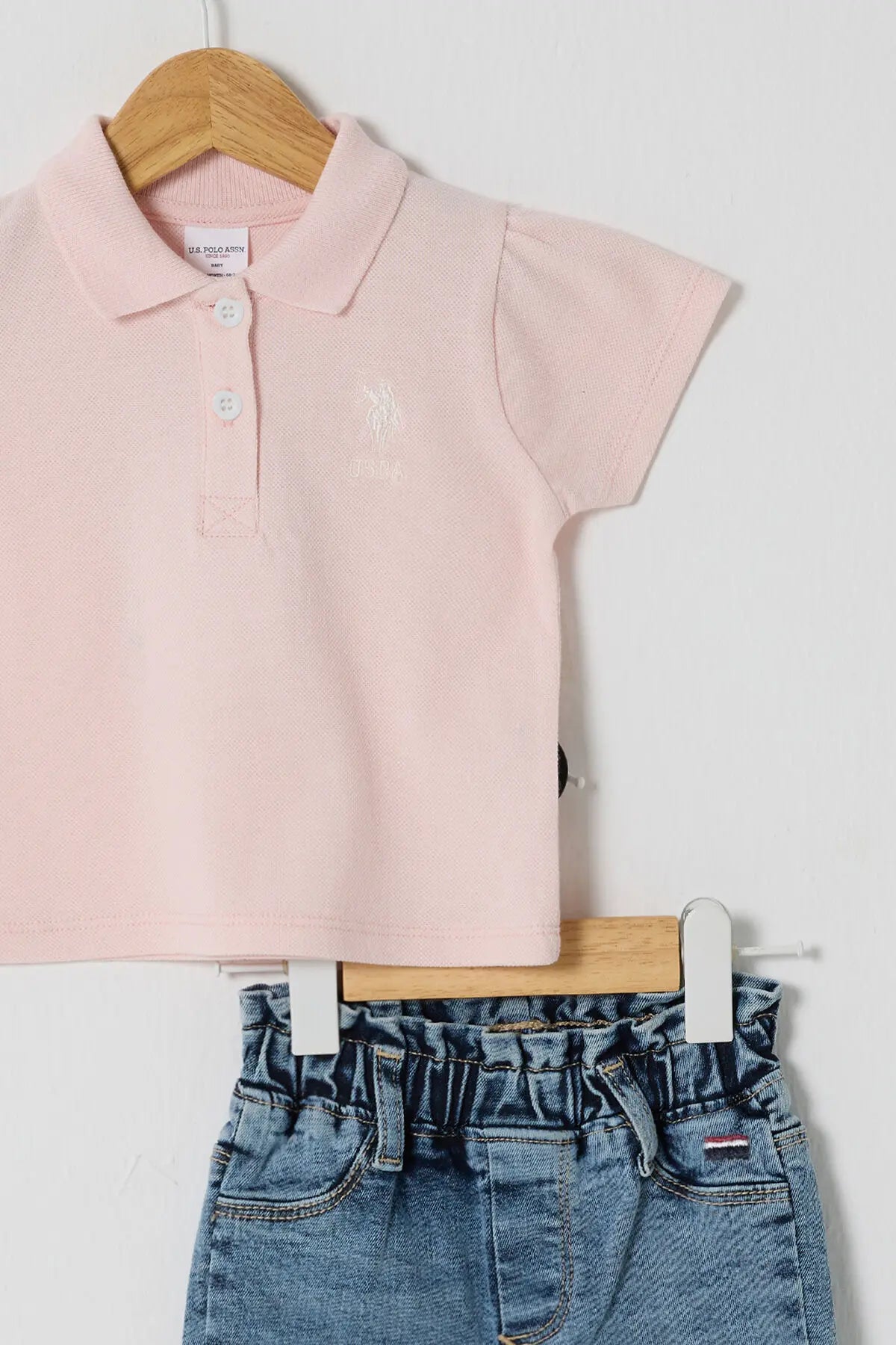 U.S. Polo Assn. koral komplet za bebe s majicom i farmerkama
