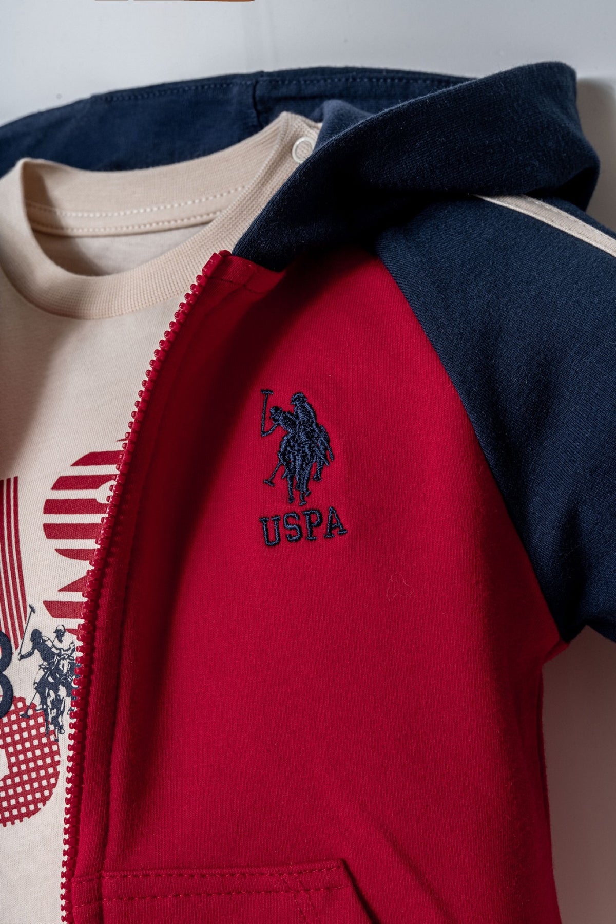 U.S. Polo Assn. crvena trenerka za bebe od 3 dijela s teget raglan rukavima
