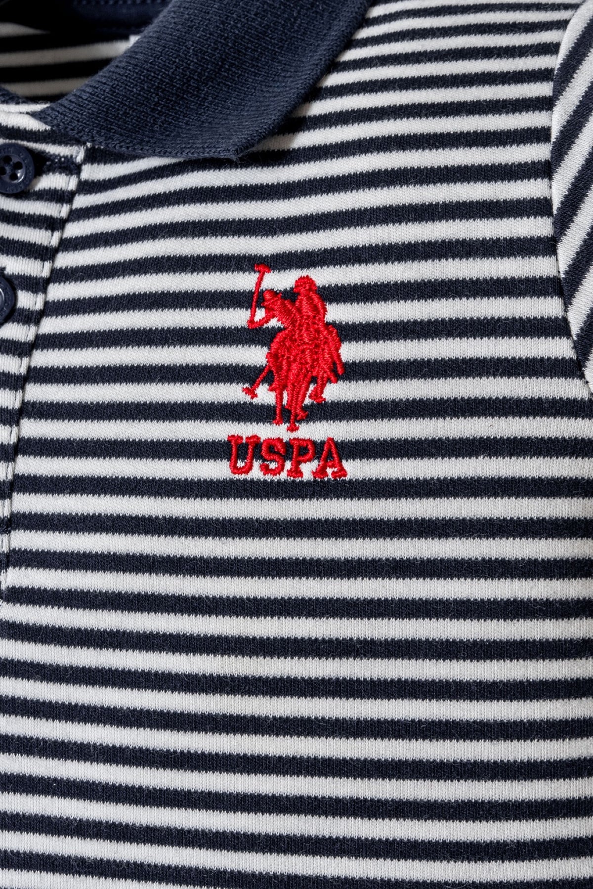 U.S. Polo Assn. bijelo-teget komplet prugaste polo majice i teget šorca za bebe