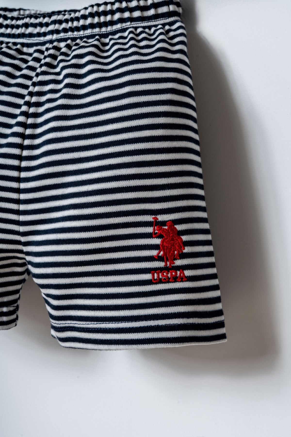U.S. Polo Assn. bijeli komplet majice s USPA printom i prugastog šorca za bebe