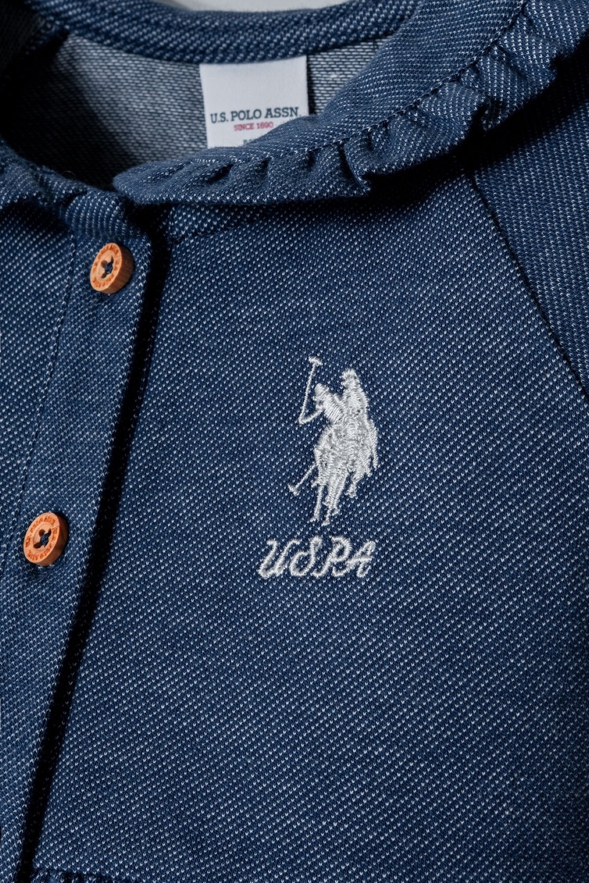 U.S. Polo Assn. plava haljina za bebe s volanom oko izreza i drvenim dugmadima
