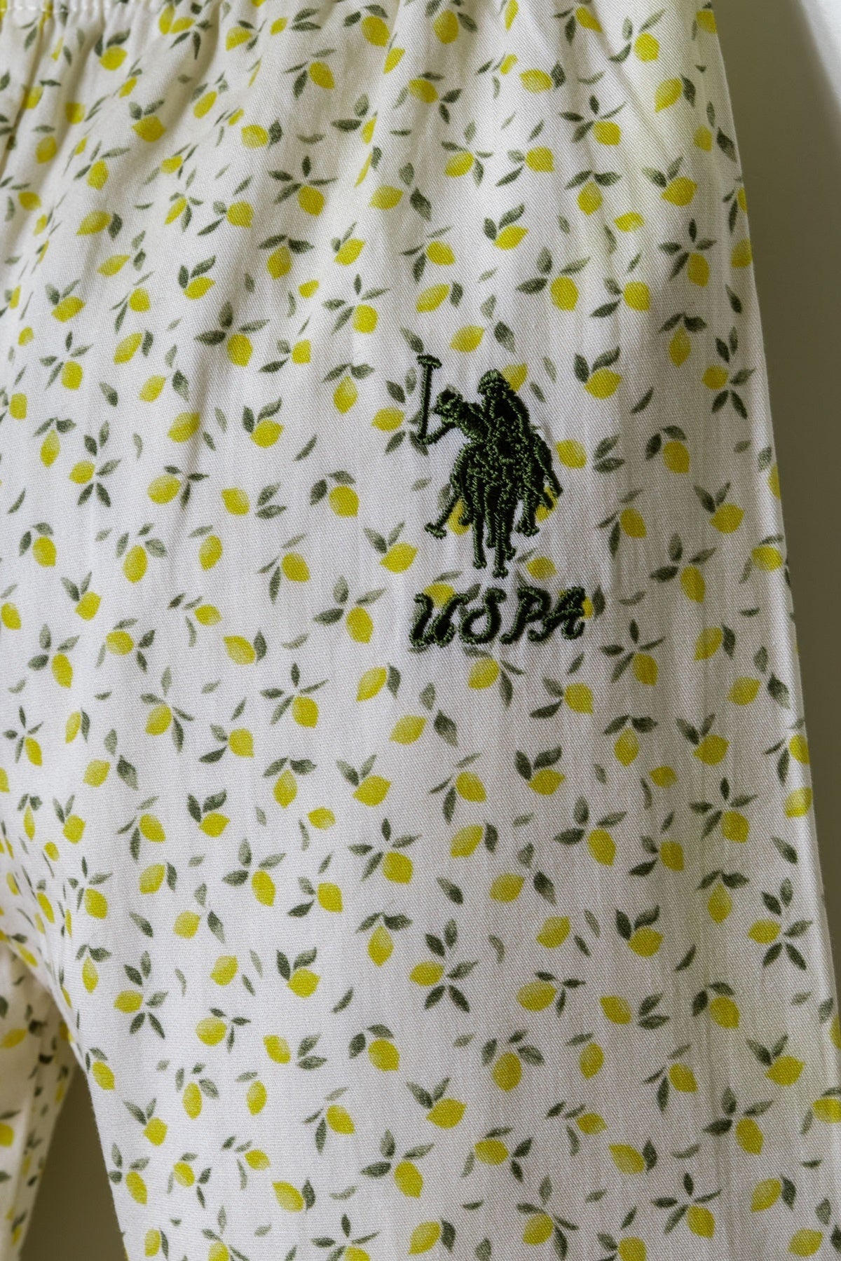 U.S. Polo Assn. žuti komplet za bebe s cvjetnim uzorkom