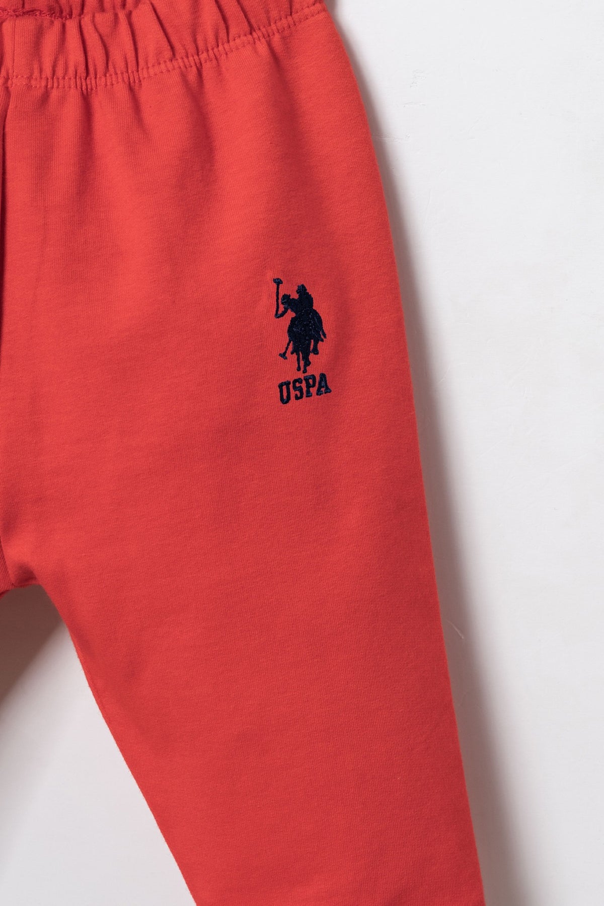 U.S. Polo Assn. bijeli komplet trenerke za bebe s velikim printom i crvenim hlačama