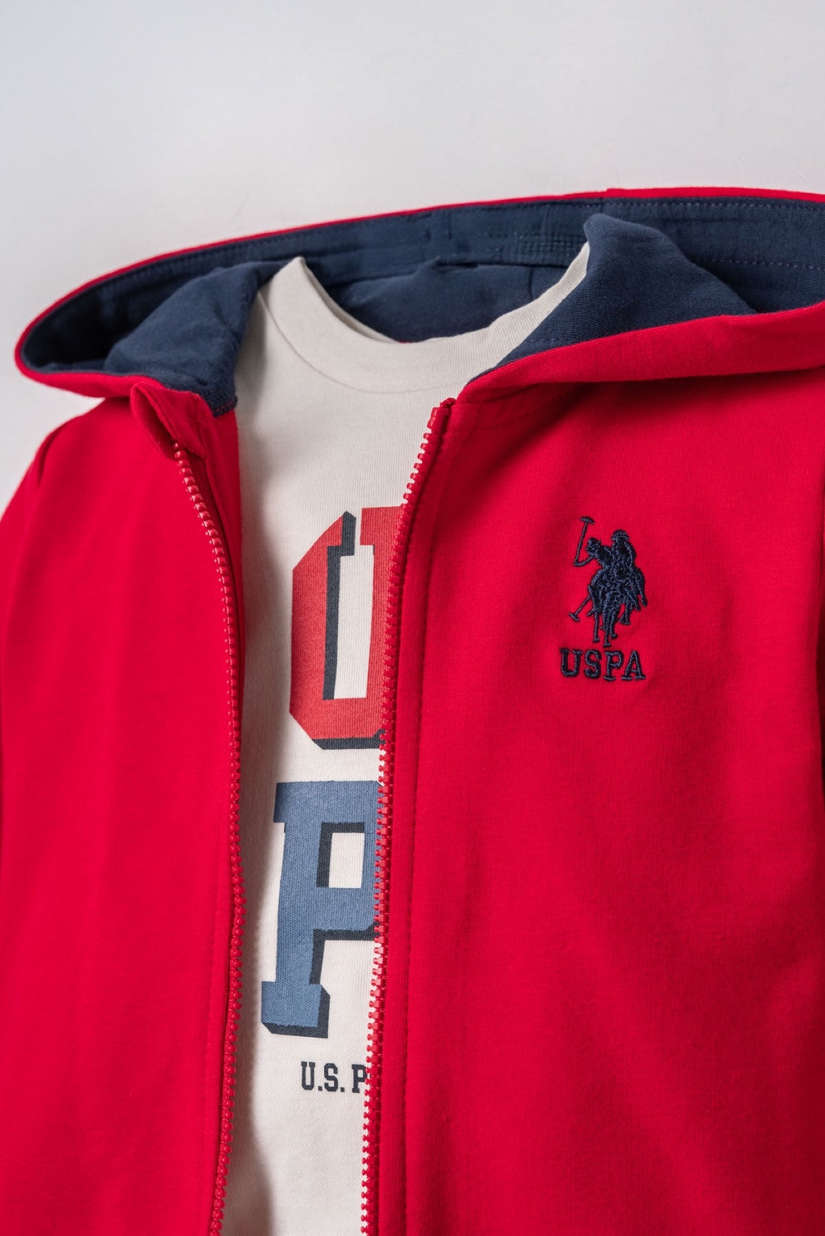 U.S. Polo Assn. crveni komplet trenerke za bebe od 3 dijela s teget hlačama