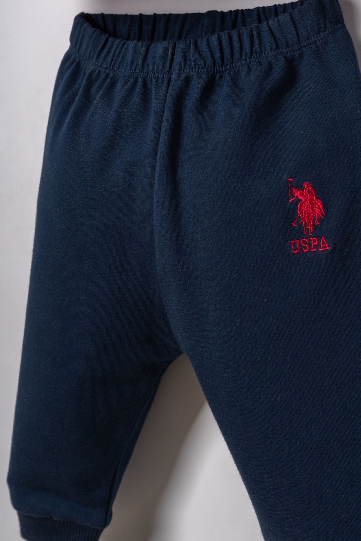 U.S. Polo Assn. crveni komplet trenerke za bebe od 3 dijela s teget hlačama