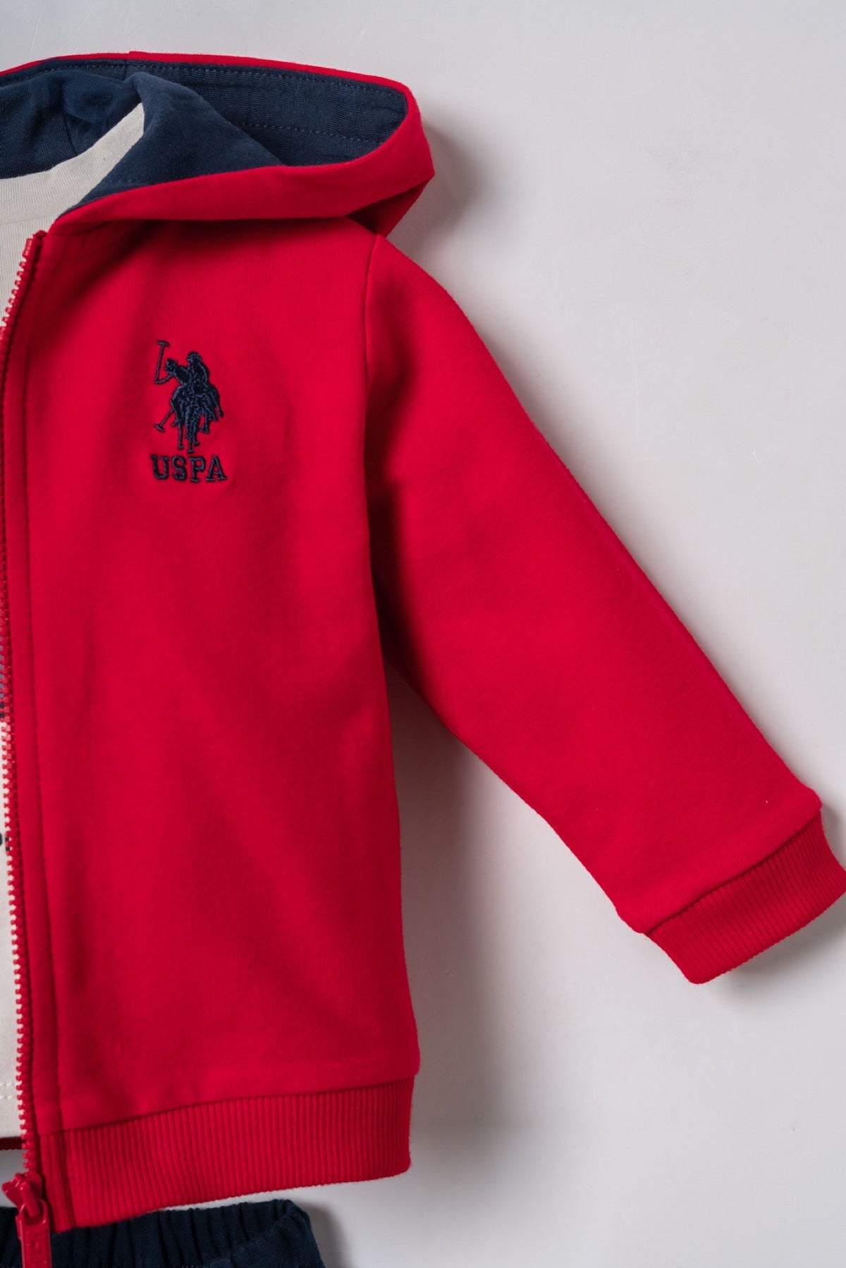 U.S. Polo Assn. crveni komplet trenerke za bebe od 3 dijela s teget hlačama
