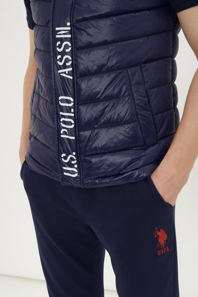 U.S. Polo Assn. plavi muški prsluk s crvenim detaljem-[SKU]