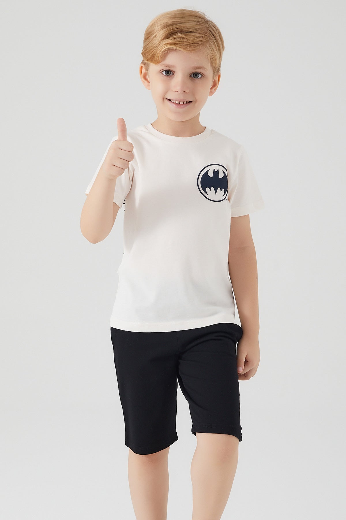 Warner Bros bijela majica i crni šorts za dječake
