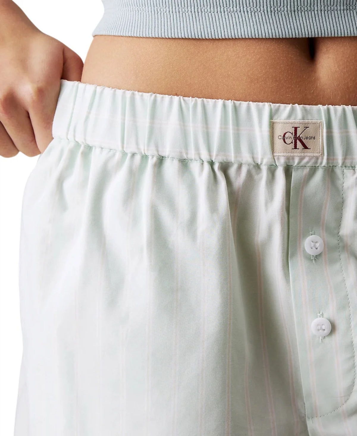 Calvin Klein bijeli ženski šorc s blagim zelenim prugama i dugmadima