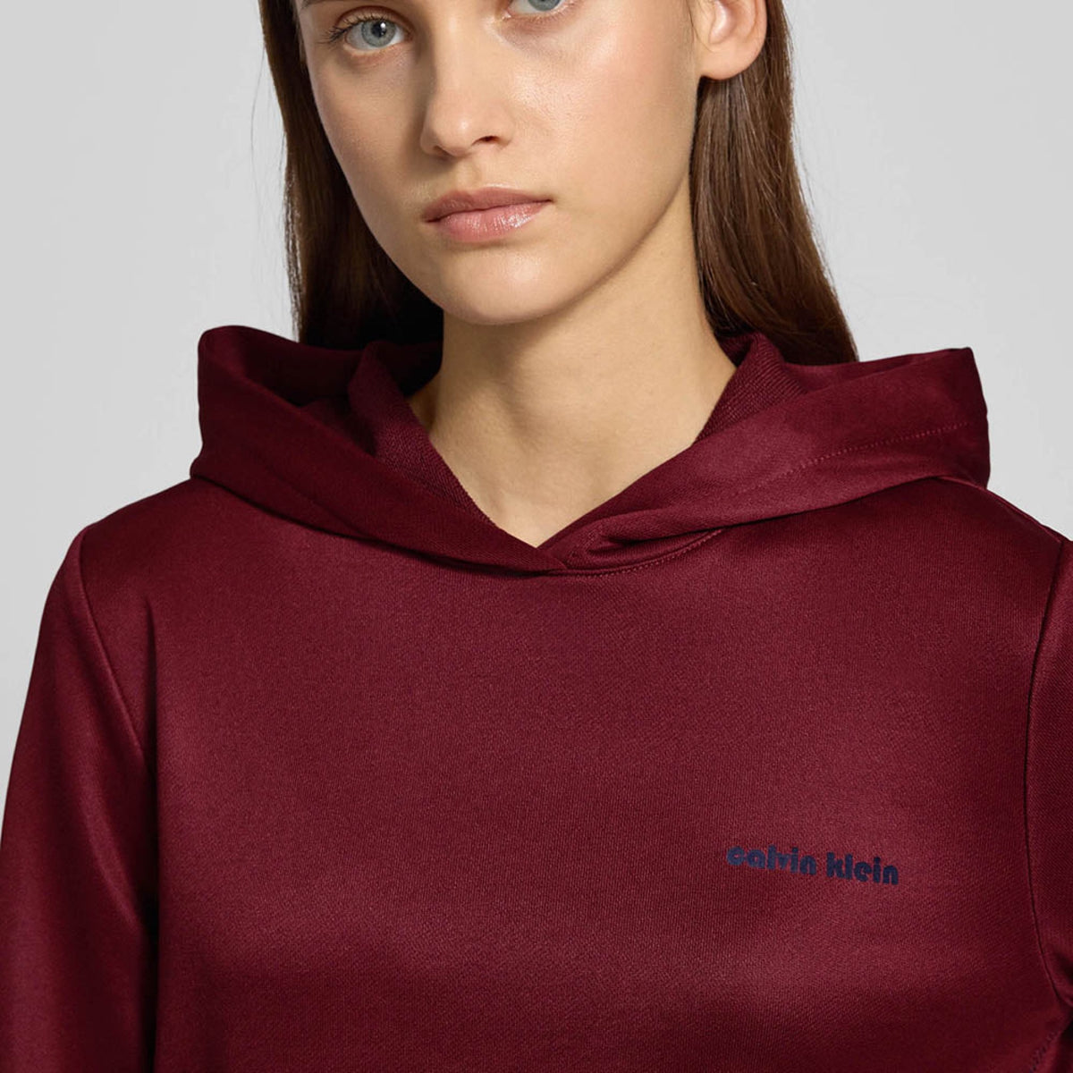 Calvin Klein bordo ženska dukserica s kapuljačom i malim natpisom