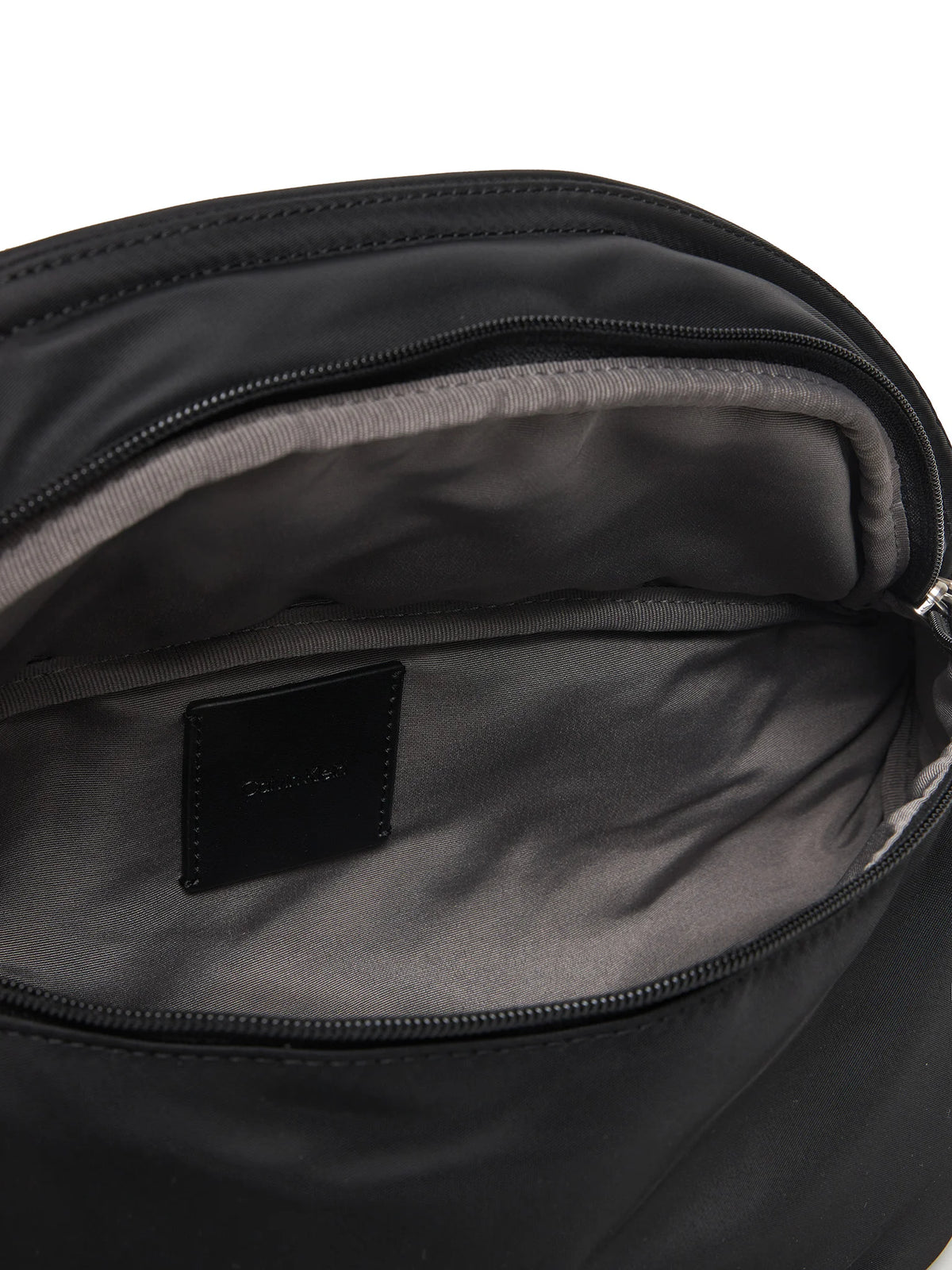 Calvin Klein crna muška torba modernog dizajna