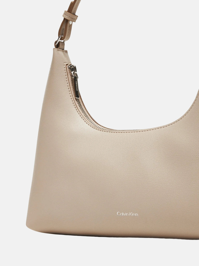 Calvin Klein bež ženska torba sa diskretnim logom-[SKU]