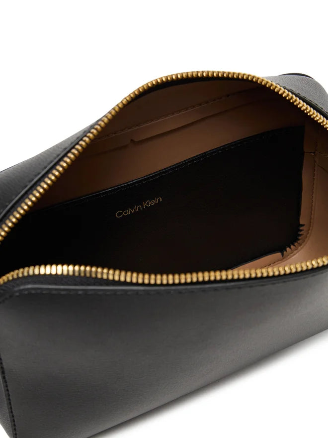 Calvin Klein crna ženska torba sa diskretnim logom-[SKU]