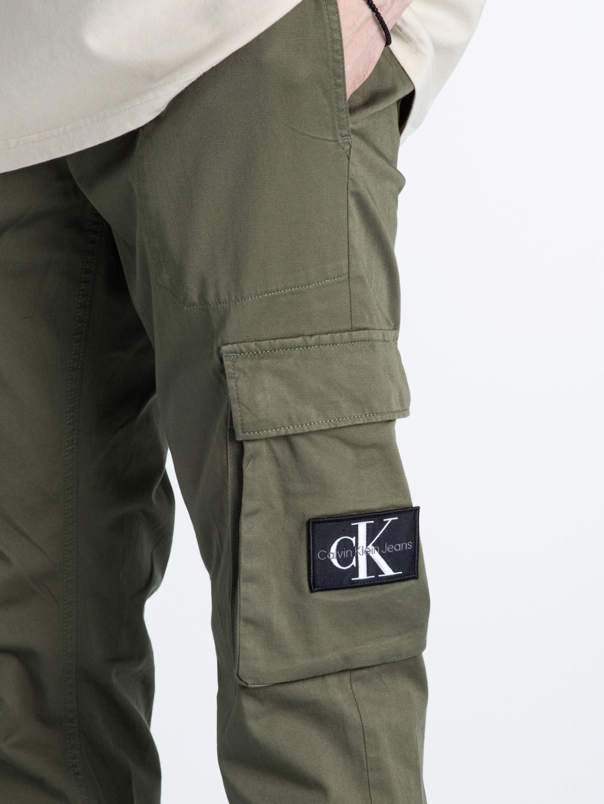 Calvin Klein maslinasto zelene muške cargo pantalone s elastičnim nogavicama