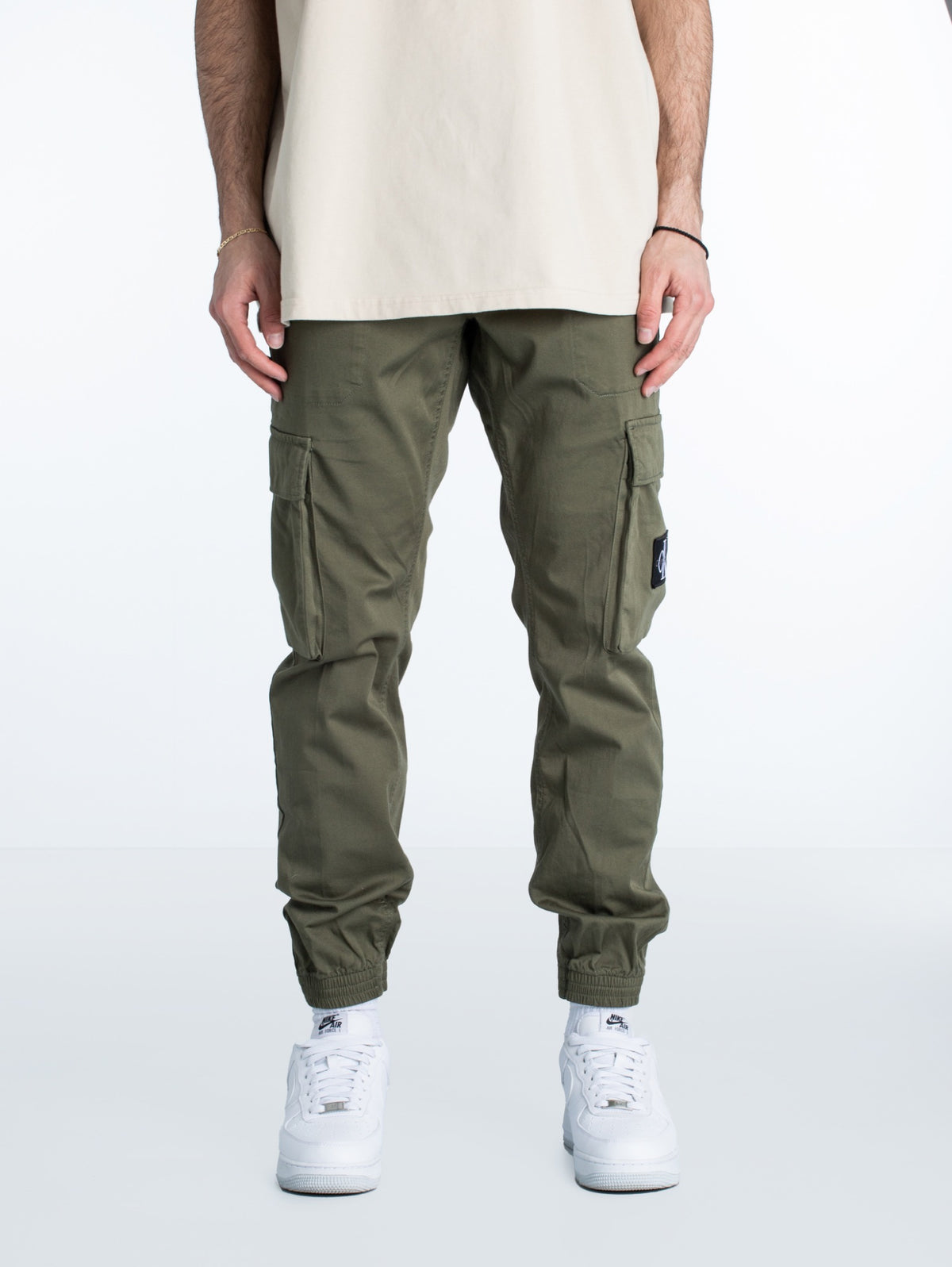 Calvin Klein maslinasto zelene muške cargo pantalone s elastičnim nogavicama