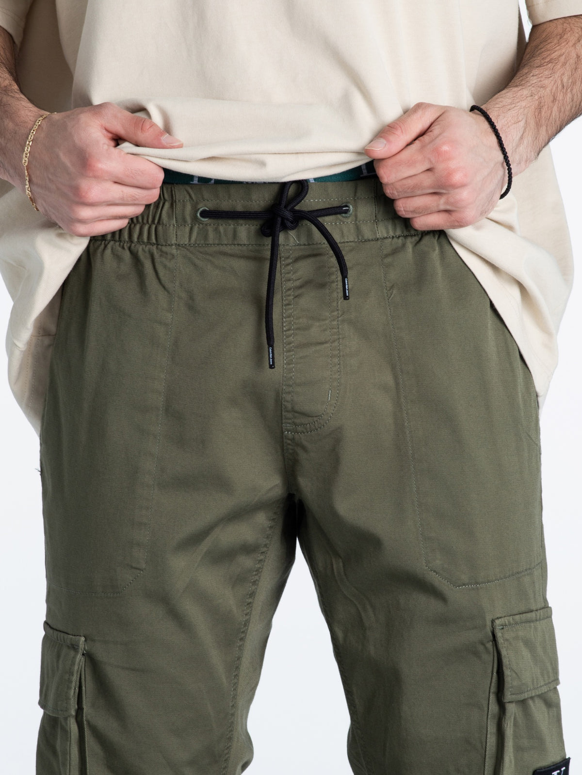 Calvin Klein maslinasto zelene muške cargo pantalone s elastičnim nogavicama