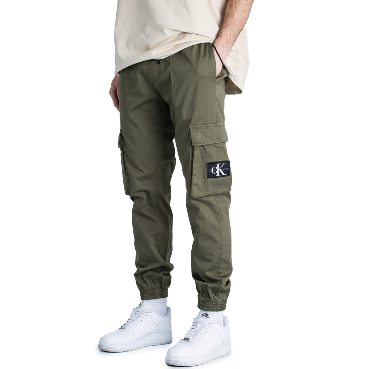Calvin Klein maslinasto zelene muške cargo pantalone s elastičnim nogavicama