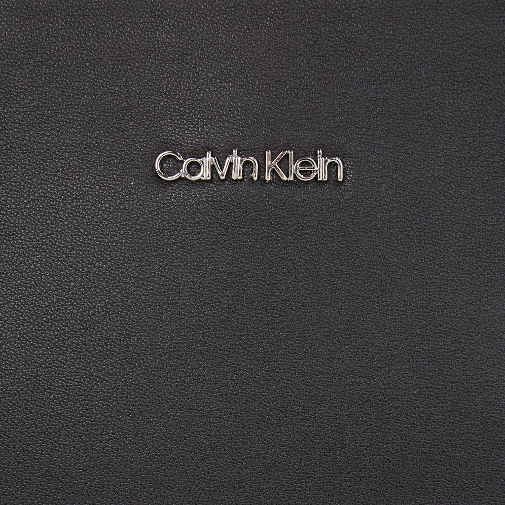 Calvin Klein crna ženska torba sa elegantnim remenom-[SKU]