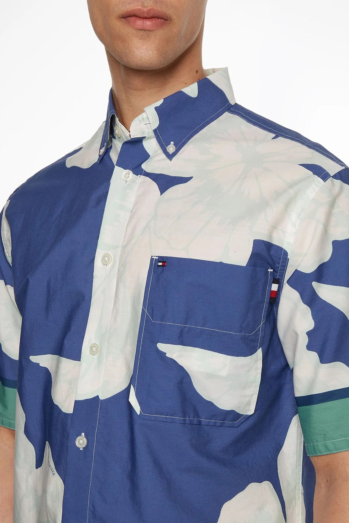 Tommy Hilfiger plava muška košulja kratkih rukava sa velikim cvjetnim printom
