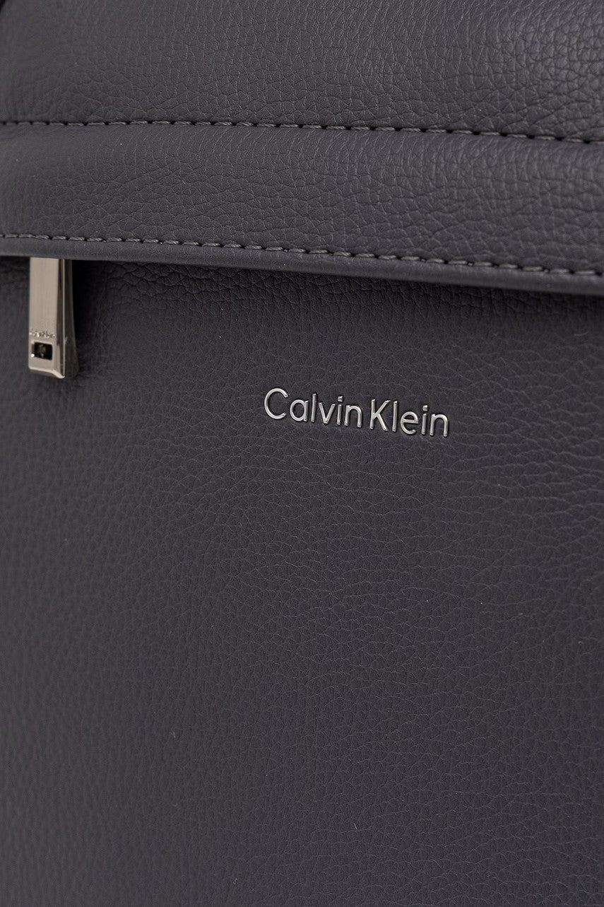 Calvin Klein tamnoplava muška torba od zrnaste kože