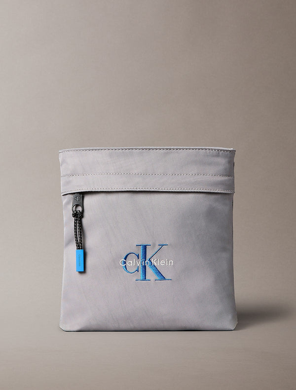 Calvin Klein siva muška torbica s plavim vezenim logom