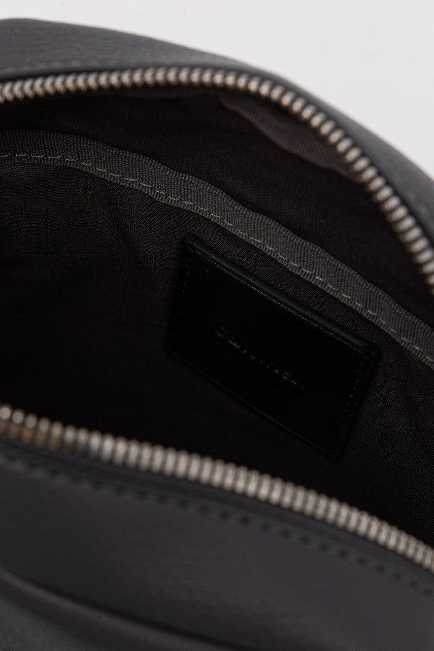 Calvin Klein tamnoplava muška torba od zrnaste kože