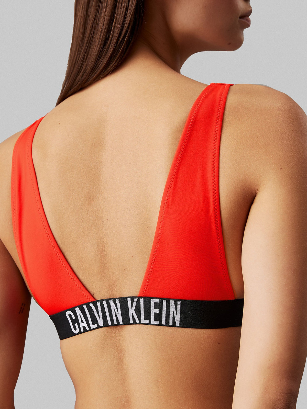 Calvin Klein crveni ženski bikini top s dubokim izrezom