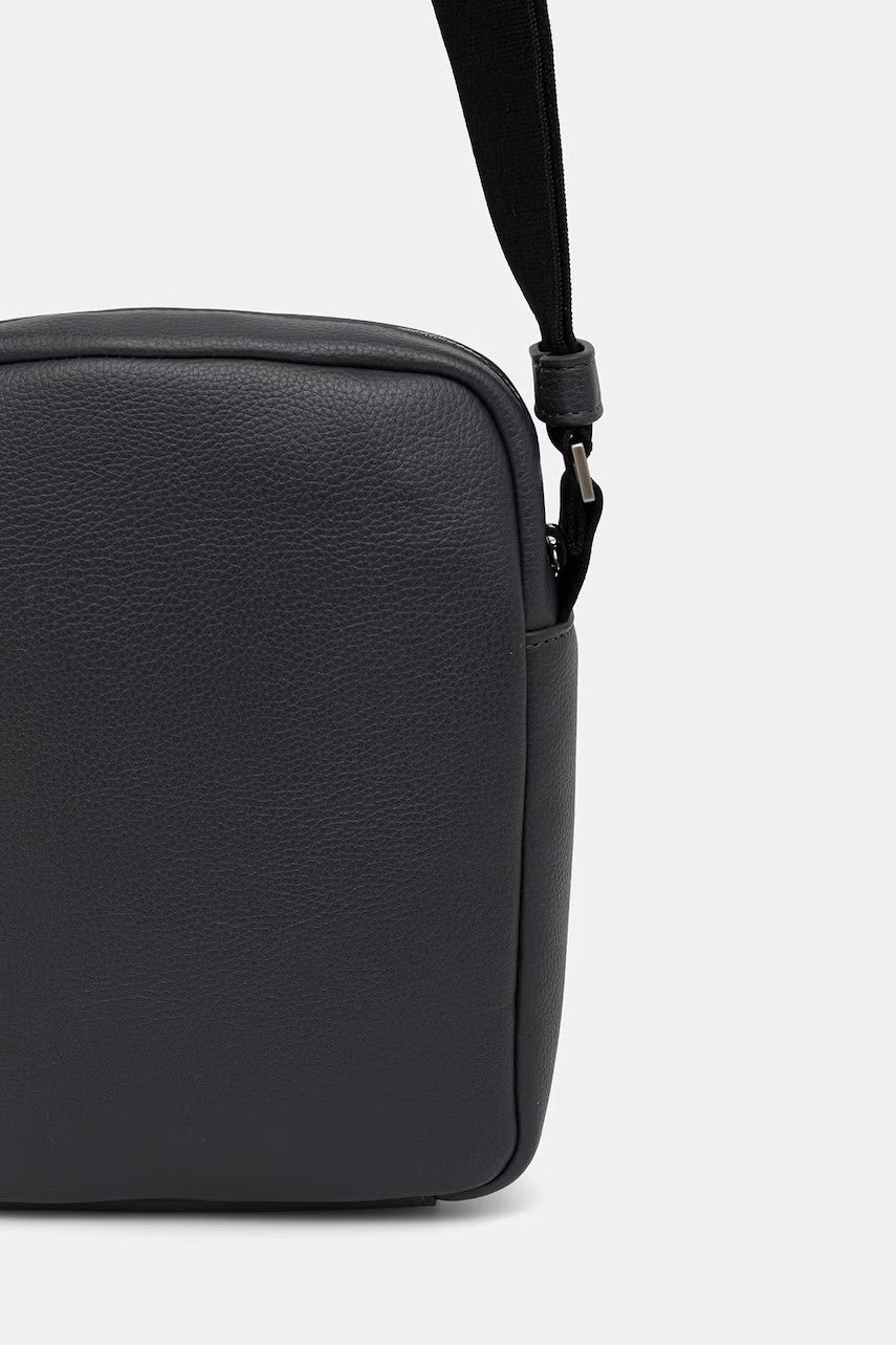 Calvin Klein tamnoplava muška torba od zrnaste kože